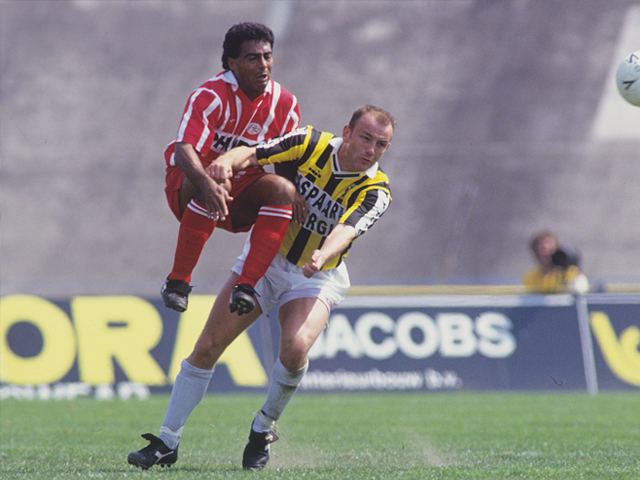 23 mei 1993: Vitesse - PSV 1-0. Theo Bos vecht een duel uit met Romário.