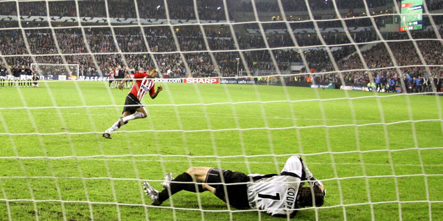 De Braziliaanse spits Robert schiet PSV in de penaltyserie tegen Olympique Lyon naar de halve finale van de Champions League. Een late uitgoal van Massimo Ambrosini voorkomt later dat seizoen dat PSV zich ten koste van AC Milan ook voor de eindstrijd plaatst.