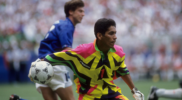 Jorge Campos tijdens het WK van 1994 in de Verenigde Staten in het groepsduel met Italië.