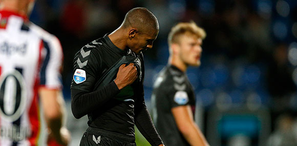 Sébastien Haller druipt af na zijn rode kaart, wegens naschoppen richting Frank van der Struijk.