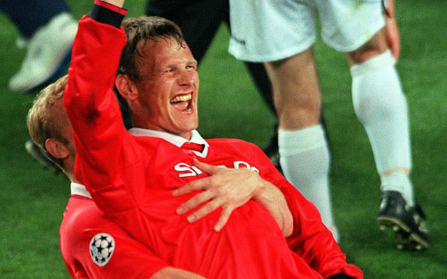 David May bejubelt Teddy Sheringham na zijn heldenrol in de Champions League-finale tegen Bayern München.