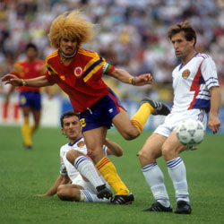 Safet Susic maakte als speler van Joegoslavië al twee WK&#039;s mee. Hier (rechts) komt hij op de editie van 1990 in de poulewedstrijd tegen Colombia te laat om een schot van spelmaker Carlos Valderrama te blokken. Met Susic zou Joegoslavië tot de kwartfinale reiken.