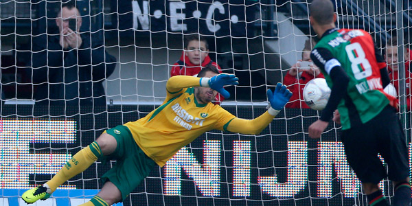 Robert Zwinkels stopte bij zijn rentree in de Eredivisie meteen een strafschop van Ryan Koolwijk.