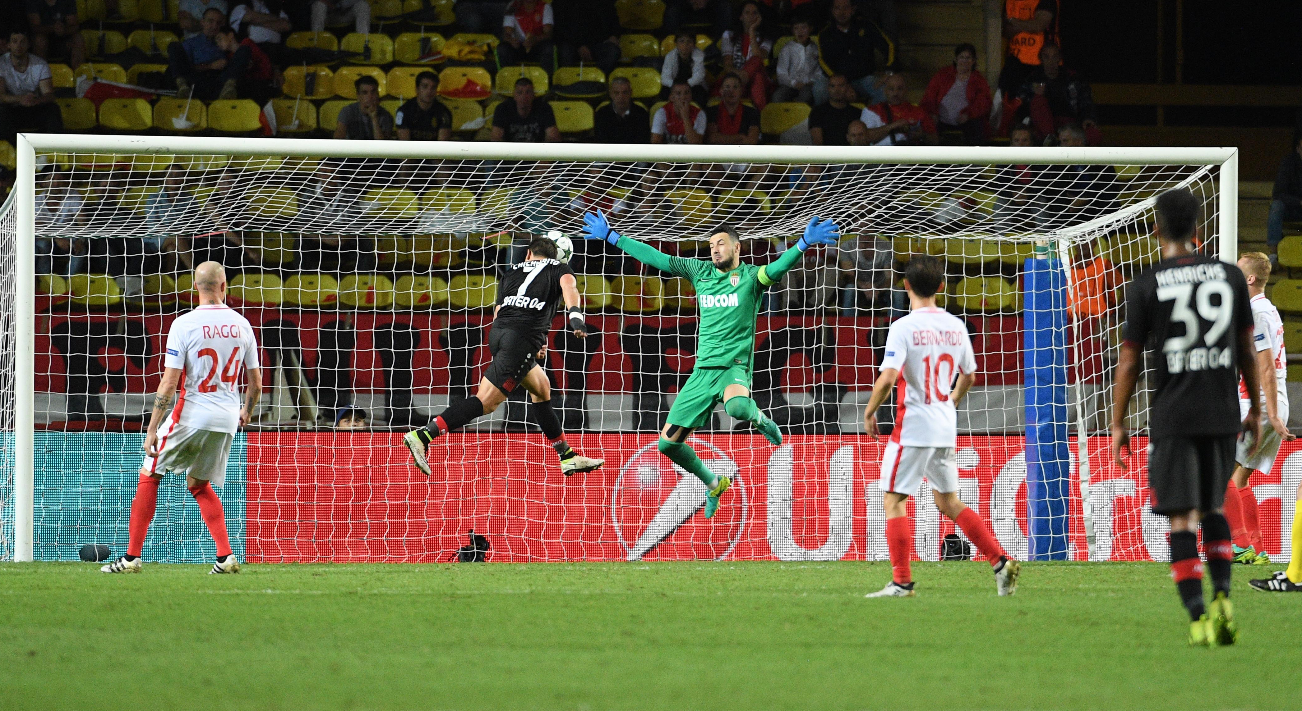 Javier Hernández als echte afmaker. Zijn kopbal tegen AS Monaco laat iedereen kansloos.