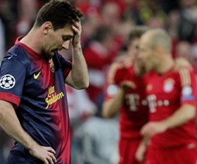 Messi baalt van het verlies tegen Bayern, op de achtergrond juicht Arjen Robben.