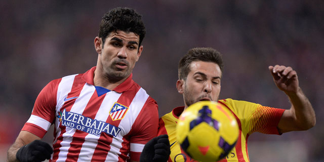 Diego Costa en Jordi Alba in een fel gevecht om de bal.