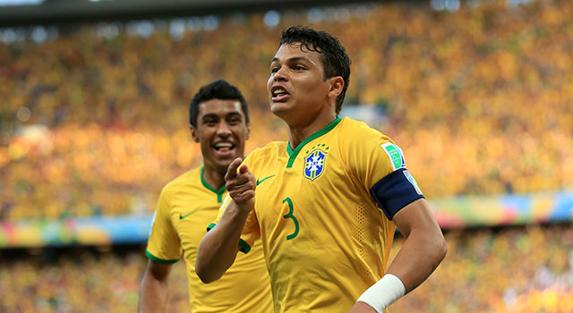 Thiago Silva viert zijn vroege doelpunt tegen Colombia.