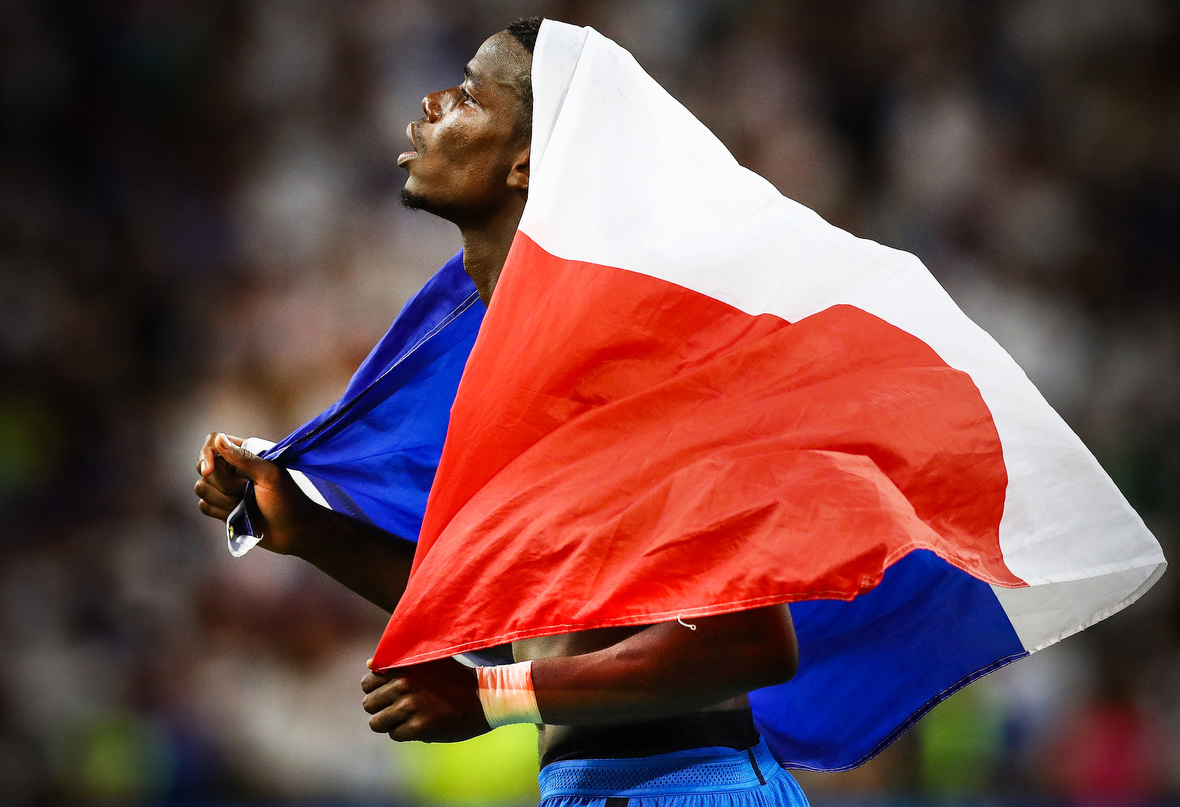 Paul Pogba viert het bereiken van de EK-finale met de Franse driekleur.