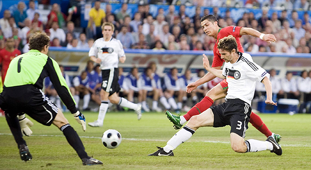 Tijdens Duitsland - Portugal, de kwartfinale van het EK 2008, kwam Cristiano Ronaldo er nauwelijks aan te pas tegen Arne Friedrich. Hier moet de Duitse verdediger wel zijn meerdere erkennen in de Portugees, die Jens Lehmann echter niet zou passeren.