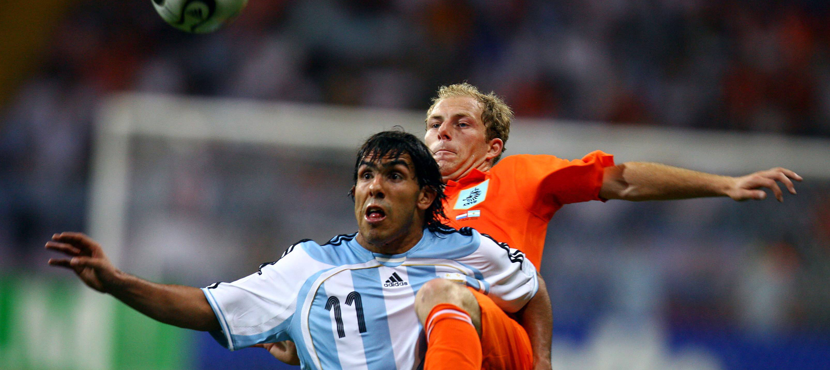 Tim de Cler moest tijdens het duel met Argentinië op het WK 2006 vooral opboksen tegen Carlos Tévez.