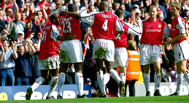 Het Arsenal van onder anderen Sylvain Wiltord, Sol Campbell, Patrick Vieira, Dennis Bergkamp en Tony Adams wint in 2001/02 dertien Premier League-duels op rij, een competitierecord.