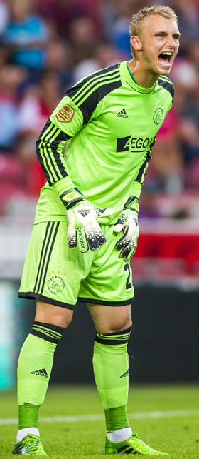 Jasper Cillessen in actie namens Ajax.