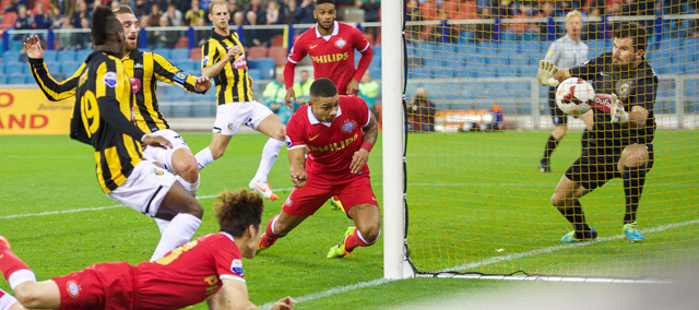 Memphis Depay heeft zojuist de 1-2 gemaakt. Op het randje van buitenspel. 