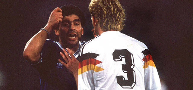 Diego Maradona (l) in conclaaf met Andreas Brehme op het WK in 1990