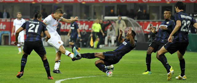 Francesco Totti zet AS Roma omringd door Internazionale-verdedigers op voorsprong.