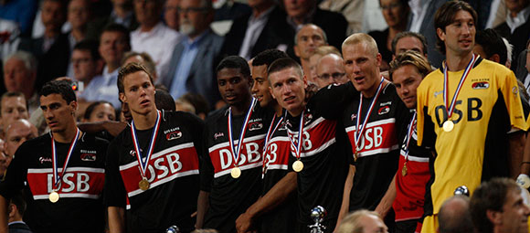 Nick van der Velden (derde van rechts) won met AZ de landstitel en hier op de foto wacht hij op de uitreiking van de Johan Cruijff Schaal.