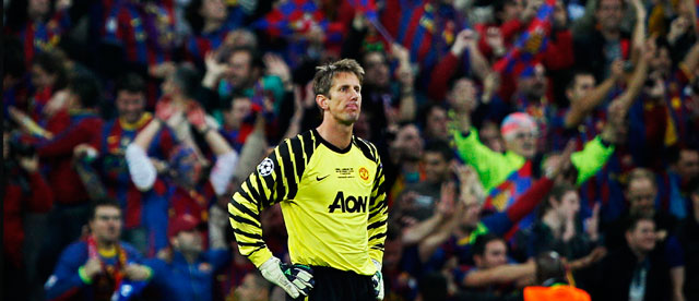 Edwin van der Sar treurt, terwijl de Catalaanse fans achter de United-doelman feest vieren.