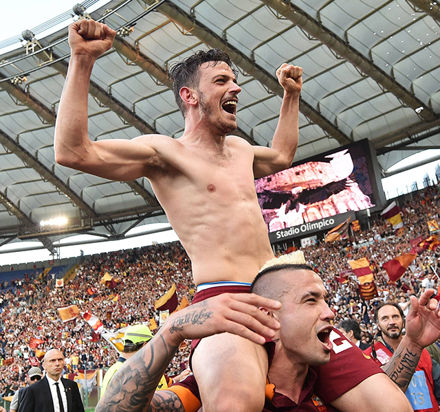 Alessandro Florenzi (boven) en Radja Nainggolan vieren feest met de fans na de 1-2 zege op Lazio van 25 mei.