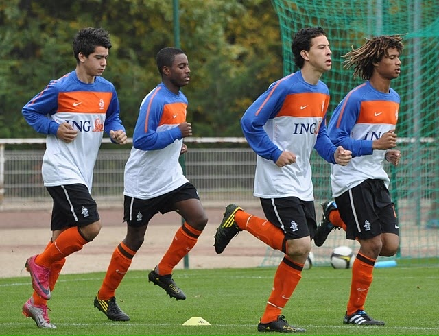 Yemaro Hoogdorp (tweede van links) bij het Nederlands elftal. Helemaal op rechts een jonge Nathan Aké. 