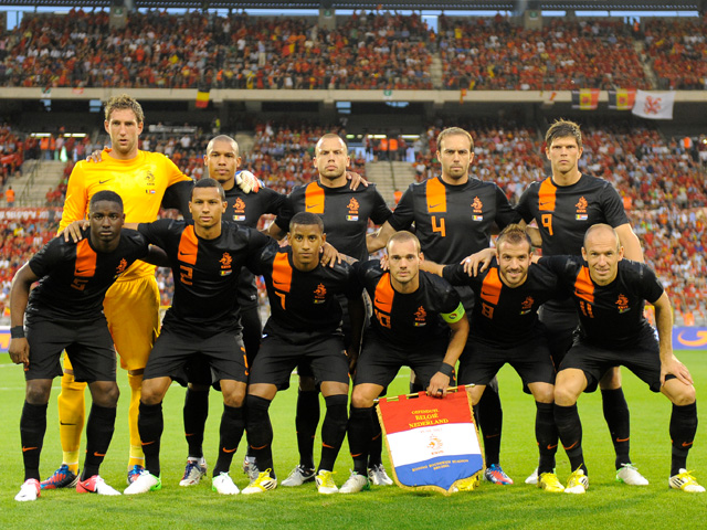 De basiself van het Nederlands elftal op 15 augustus 2012 tegen België. Staand (van links naar rechts): Maarten Stekelenburg, Nigel de Jong, John Heitinga, Joris Mathijsen, Klaas-Jan Huntelaar. Gehurkt: Jetro Willems, Ricardo van Rhijn, Luciano Narsingh, Wesley Sneijder, Rafael van der Vaart, Arjen Robben.