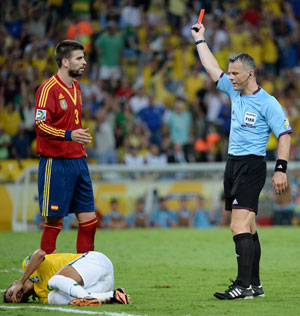 Scheidsrechter Björn Kuipers geeft Gerard Piqué de rode kaart tijdens de finale om de Confederations Cup. Gastland Brazilië versloeg Spanje met 3-0.
