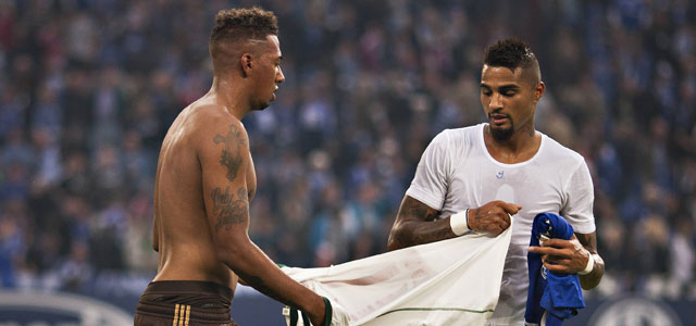 Jérôme (links) en Kevin-Prince Boateng ruilen al bij rust van shirts. Jérôme stevende toen al op zijn tweede zege op Kevin-Prince af door goals van Bastian Schweinsteiger en Mario Mandzukic.