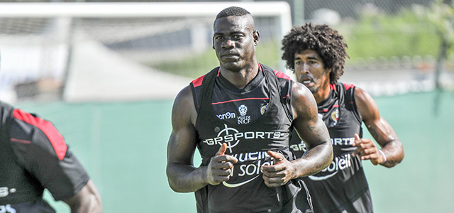 Mario Balotelli samen met Dante, de andere nieuwkomer van naam, op de training van Nice.