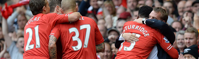 Daniel Sturridge stormt na zijn winnende goal in de armen van Rodgers.