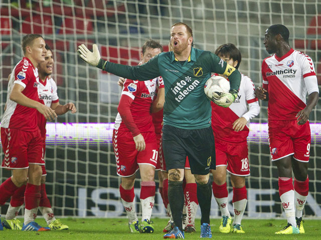 NAC Breda-keeper Jelle ten Rouwelaar beleeft zaterdag een beroerde avond, waarop FC Utrecht dankzij een 4-2 zege de Brabanders achterhaalt op de ranglijst.