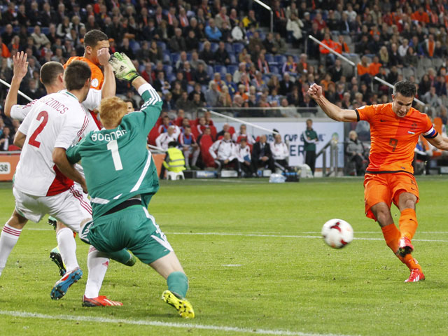 De hoofdrol is voor rekening van zijn opvolger als aanvoerder. Robin van Persie bezorgt Hongarije een ongekend beroerde avond in Amsterdam.