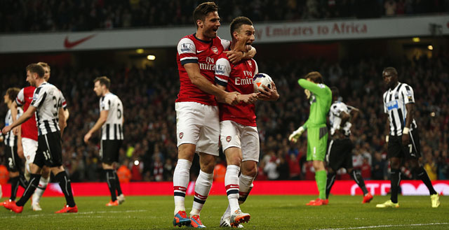  Laurent Koscielny viert samen met Olivier Giroud de openingstreffer in Londen.