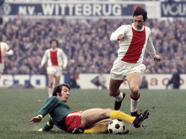 Ook in de Eredivisie deed Cruijff van zich spreken, zoals op 2 januari 1972 tegen het FC Den Haag van onder anderen Aad Mansveld. Het Zuiderpark was getuige van de magistrale lob, waarmee hij het Haagse verzet brak. Het was een van zijn 215 doelpunten in de Eredivisie.