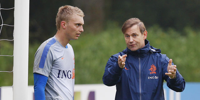 Frans Hoek doceert Ajax-doelman Jasper Cillessen als keeperstrainer van het Nederlands elftal.