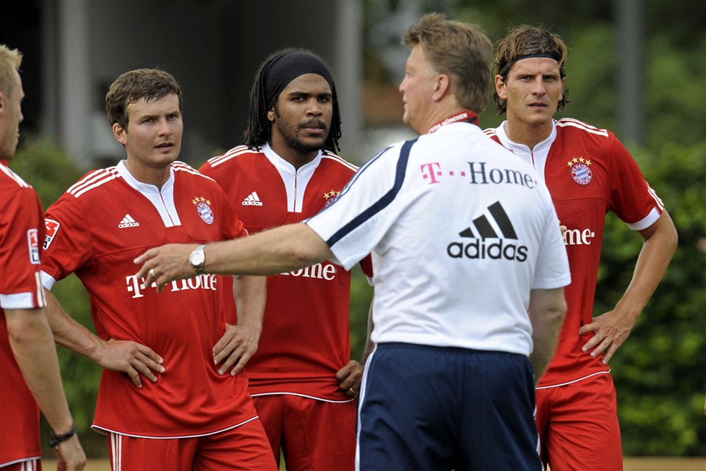 Breno, derde van rechts op de foto, luistert tijdens een training aandachtig naar Bayern München-trainer Louis van Gaal. De centrumverdediger zou uiteindelijk 22 duels onder Van Gaal spelen.