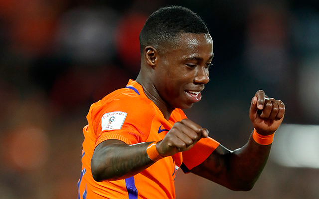 Quincy Promes viert zijn eerste treffer voor het Nederlands elftal met een dansje. 