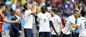 Olivier Giroud heeft zojuist de honderdste WK-goal van Frankrijk gemaakt. Hij dankt daarvoor hogere machten.