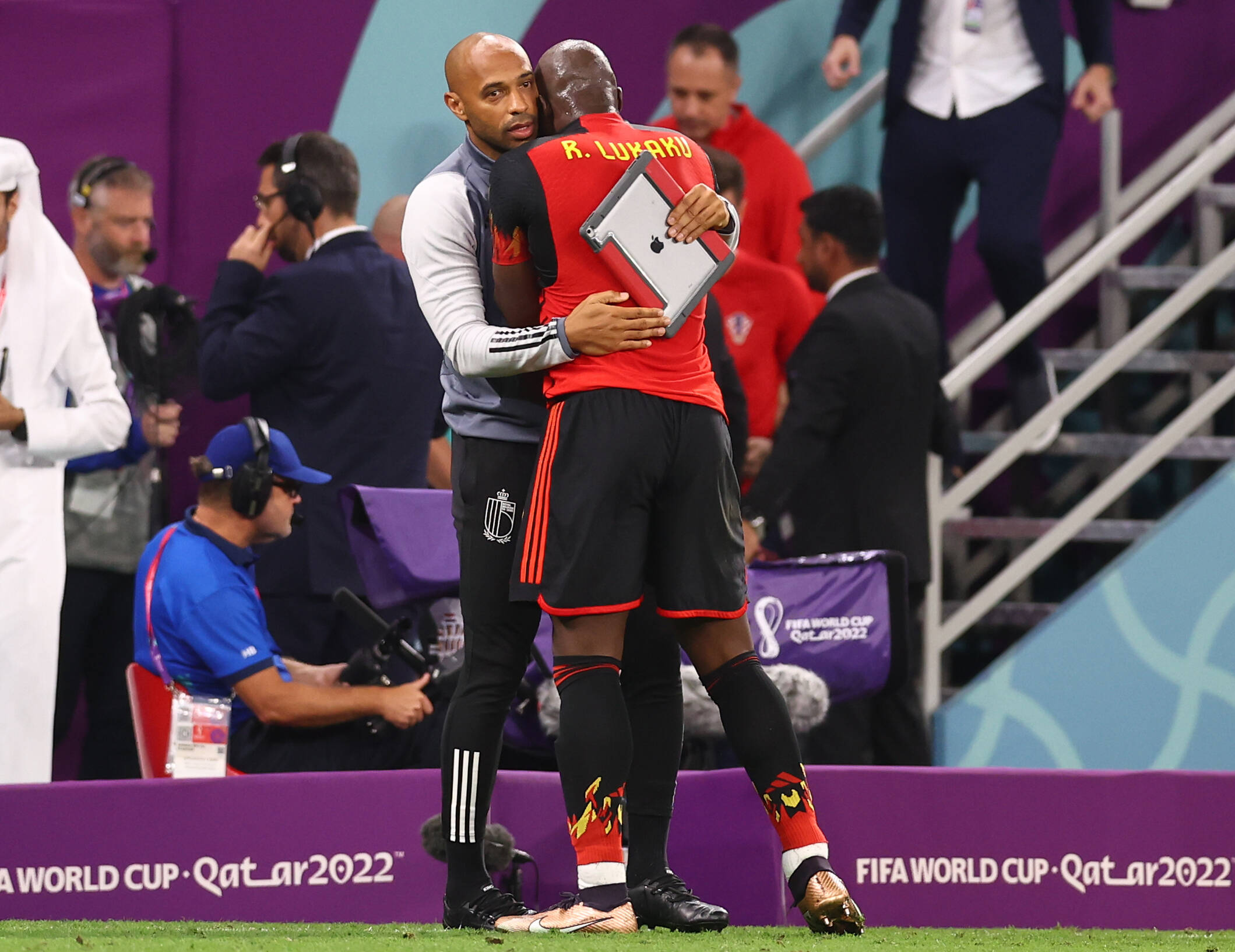 Thierry Henry omhelst Romelu Lukaku tijdens het WK in Qatar.