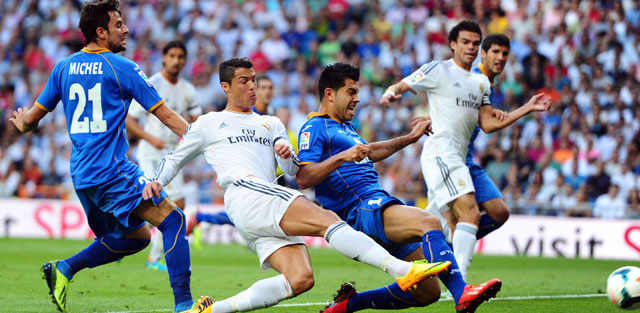 De situatie voorafgaand aan de 1-1. Ronaldo schiet, Moya redt, Pepe profiteert.