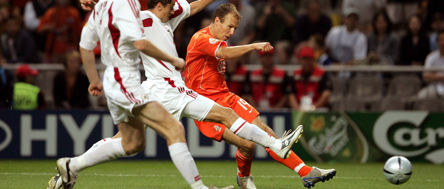 Arjen Robben neemt het doel van Letland onder vuur tijdens de enige ontmoeting tussen beide landen tot nu toe: op het EK 2004 in Portugal.
