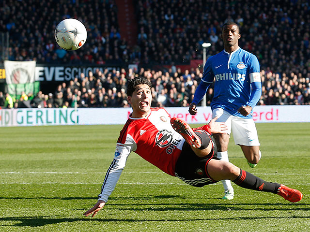 De Kuip ontploft! Anass Achahbar breekt met een halve omhaal de ban voor Feyenoord; 1-0.