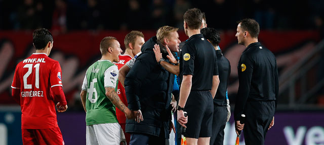 Trainer Ronald Koeman is woedend direct na afloop van de wedstrijd. De trainer van Feyenoord toont zijn ongenoegen naar aanleiding van de discutabele gelijkmaker.