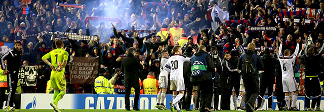 De spelers van FC Basel vieren de 1-1 bij Liverpool, en dus overwintering in de Champions League, met hun fans.