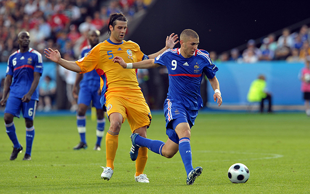 Op het EK 2008 speelde Frankrijk - hier met Karim Benzema - doelpuntloos gelijk tegen Roemenië - hier met Cristian Chivu. Beide landen zouden in de poulefase worden uitgeschakeld, achter Nederland en Italië.