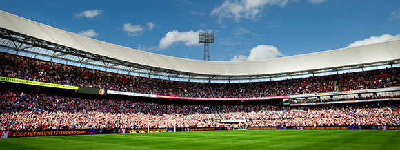 In totaal zijn er 52.000 fans aanwezig tijdens de Open Dag van Feyenoord; dat zijn er méér dan er in een volle Kuip kunnen. De supporters die geen plek op de tribune bemachtigen kunnen terecht op de speciaal ingerichte kijkzone.