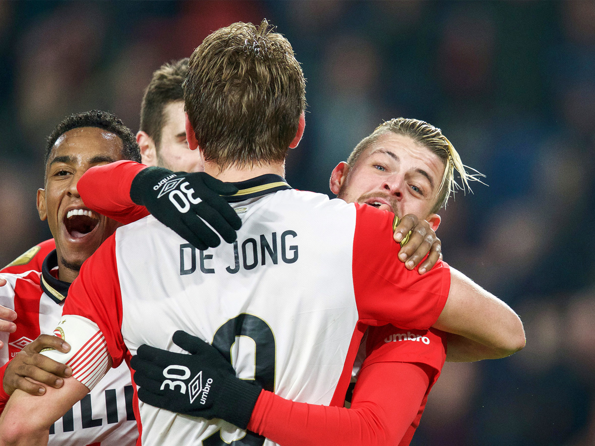 Luuk de Jong dankte Maxime Lestienne voor zijn assist. Na afloop van het duel in Eindhoven scandeerde het publiek minutenlang de naam van de Belg. 