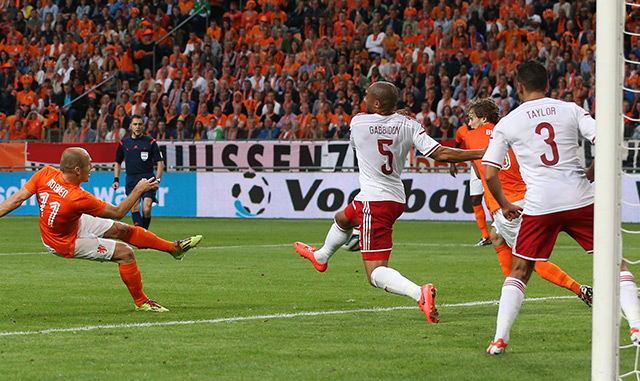 Veel spektakel biedt het Nederlands elftal niet in Amsterdam. Robben laat de Arena opleven door uit de rebound de score te openen na ruim een half uur. 