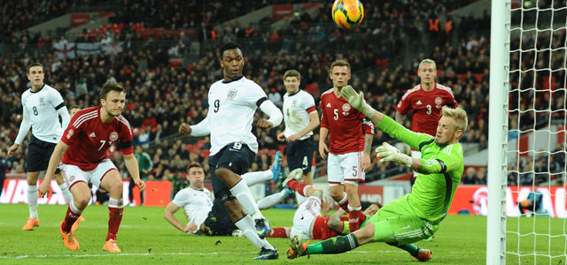 Daniel Sturridge staat op het punt uitblinker Kasper Schmeichel te kloppen met een kopbal.