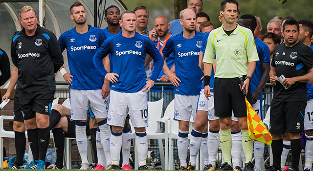 Ronald Koeman streek met Everton in de voorbereiding neer in Nederland. Hier staat de manager langs de lijn met Morgan Schneiderlin, Wayne Rooney en Davy Klaassen tijdens het oefenduel met FC Twente.