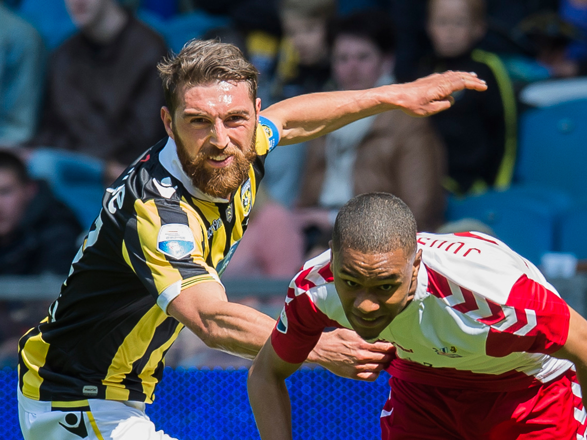 FC Utrecht spoelt de teleurstelling van de verloren bekerfinale weg. In Arnhem wordt gewonnen van het zwalkende Vitesse, dat op eigen veld met Rob Maas aan het roer zijn eigen glazen ingooit. 