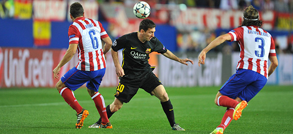 Filipe Luís en Koke vorig seizoen in actie namens Atlético Madrid tegen het Barcelona van Lionel Messi. 